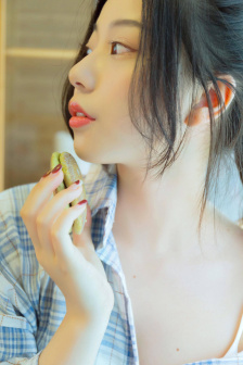 男友扒开我的腿用黄瓜折磨我